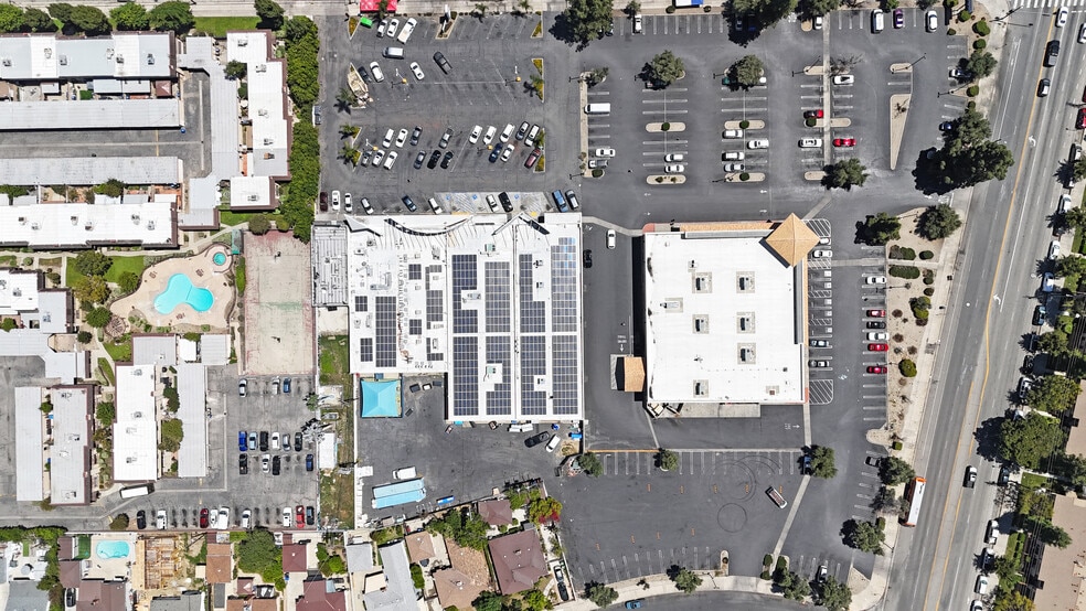 9750 Woodman Ave, Arleta, CA à louer - Photo du bâtiment - Image 3 de 4