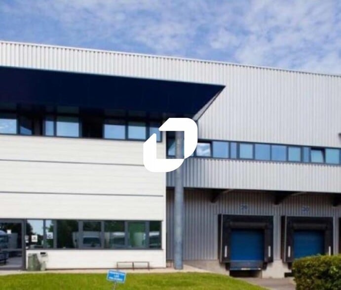 Industrial in Compans for lease - Building Photo - Image 2 of 5