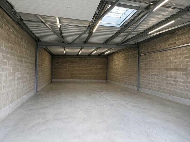 Flex in Carbon Blanc for lease - Interior Photo - Image 2 of 4
