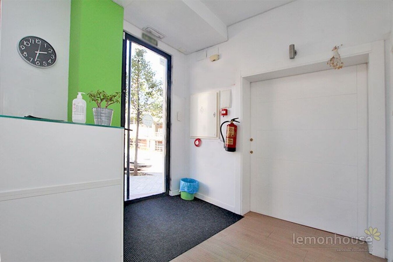 Madrid, MAD 28049 - Unit 01 - - Interior Photo - Image 2 of 17