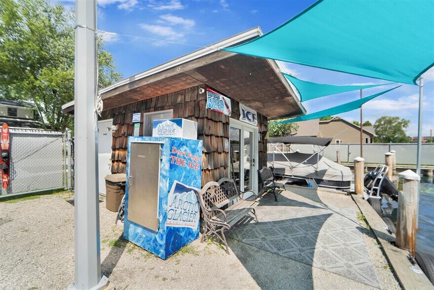 1000 Bauman St, Oshkosh, WI à vendre - Photo du bâtiment - Image 3 de 35
