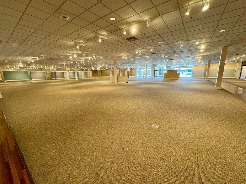 7340 E State Rd, Rockford, IL for lease - Building Photo - Image 3 of 11