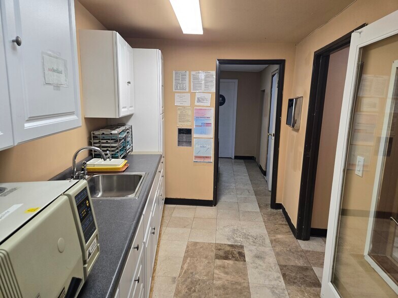 335 W Arrow Hwy, Glendora, CA à louer - Photo du bâtiment - Image 3 de 5