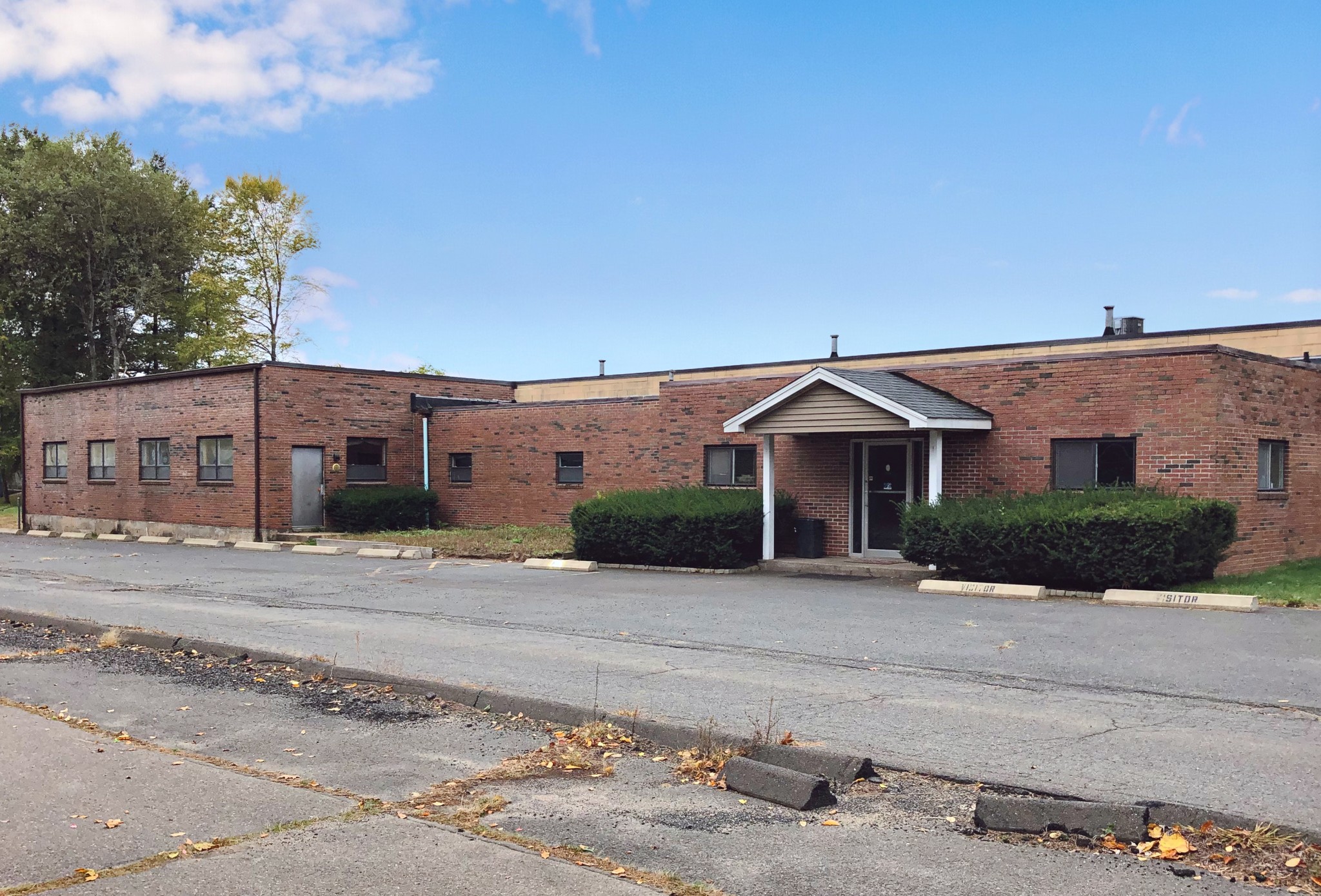 122 W Dudley Town Rd, Bloomfield, CT à vendre Photo du bâtiment- Image 1 de 1