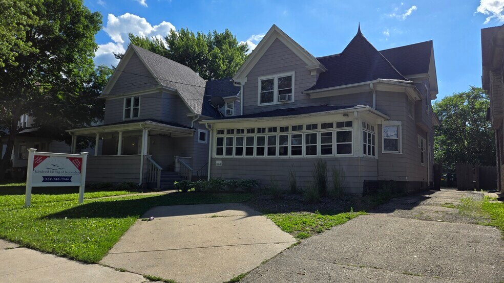 SE Wisconsin Assisted Living Opportunity portefeuille de 2 propriétés à vendre sur LoopNet.ca - Photo du bâtiment - Image 1 de 1