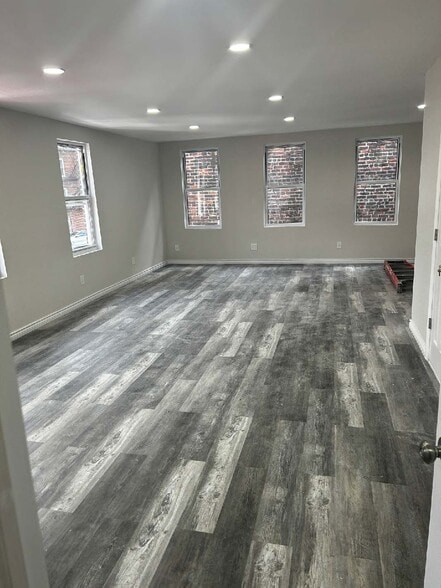 82-20 Roosevelt Ave, Jackson Hts, Jackson Heights, NY for lease - Interior Photo - Image 2 of 18