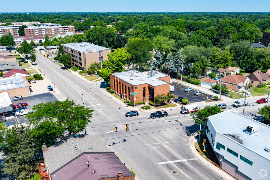 8430 Gross Point Rd, Skokie, IL à louer - Photo du bâtiment - Image 3 de 10