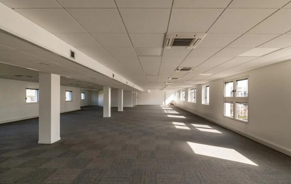 Office in Suresnes for sale - Building Photo - Image 2 of 5