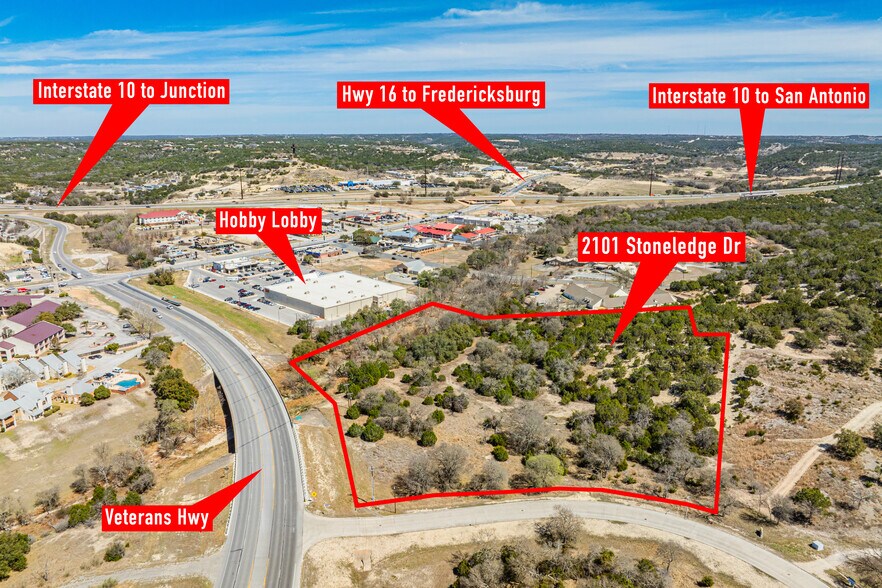2101 Stoneledge Dr, Kerrville, TX à vendre - Photo du bâtiment - Image 1 de 4