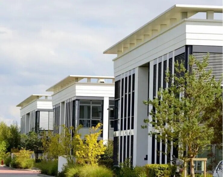Office in Élancourt for lease - Building Photo - Image 2 of 21