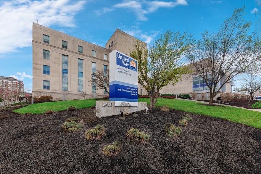 2400 Reading Rd, Cincinnati, OH à louer - Photo du bâtiment - Image 1 de 9
