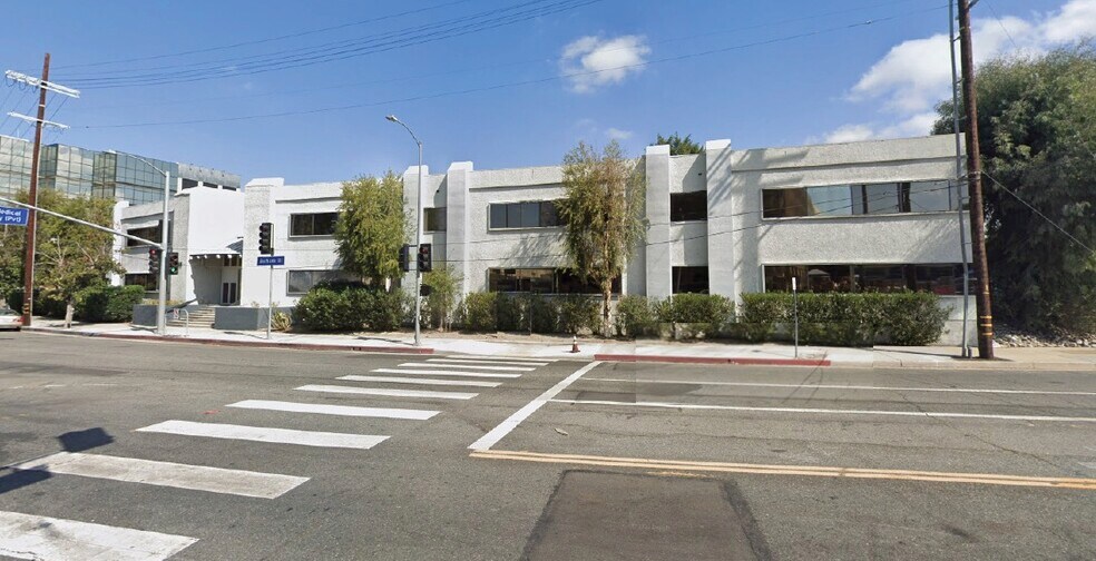 18425 Burbank Blvd, Tarzana, CA à louer - Photo du bâtiment - Image 2 de 4