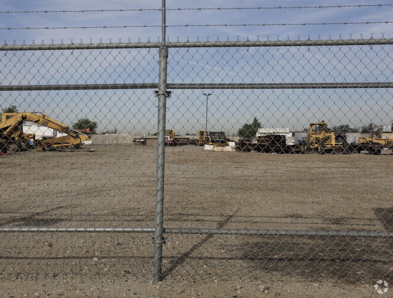 10450 Locust Ave, Bloomington, CA for lease - Primary Photo - Image 1 of 3