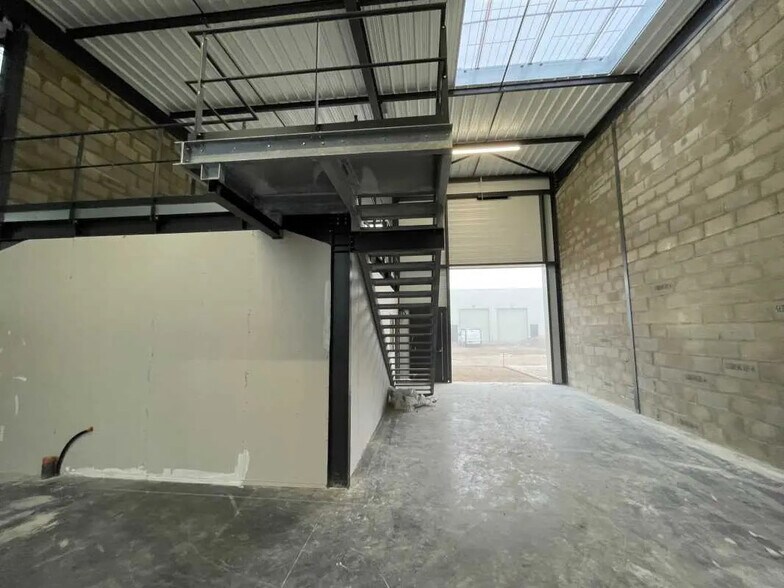 Flex in Décines-Charpieu for lease - Interior Photo - Image 3 of 6