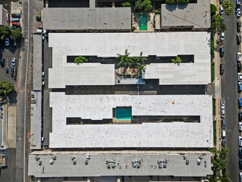 69 Units | Canoga Park CA portefeuille de 2 propriétés à vendre sur LoopNet.ca - Photo du bâtiment - Image 3 de 9
