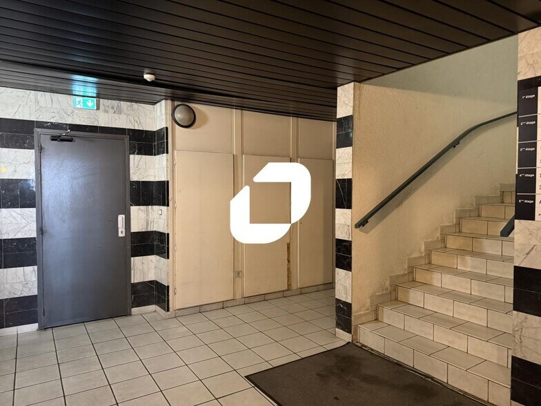 Bureau dans Grenoble à louer - Hall d’entrée - Image 2 de 12