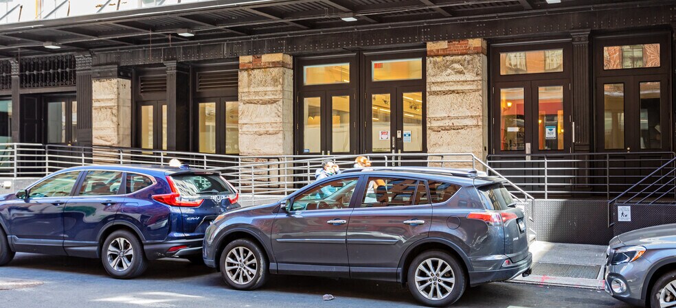 31-33 N Moore St, New York, NY à louer - Photo du bâtiment - Image 3 de 10