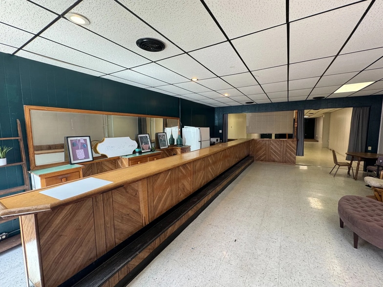 107 E Jefferson St, Bloomfield, IA for sale - Interior Photo - Image 2 of 19