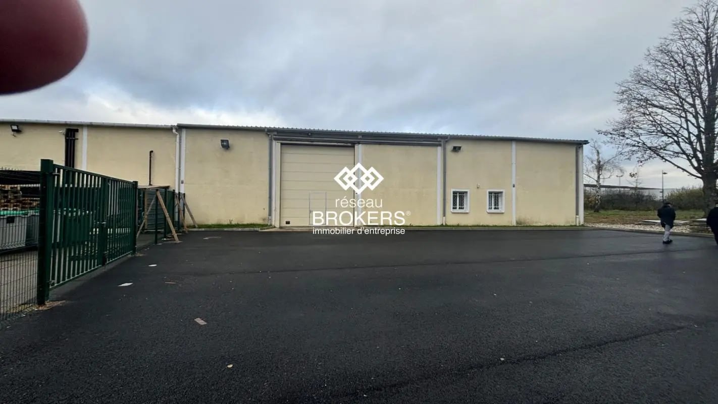 Flex in Coignières for lease Building Photo- Image 1 of 5
