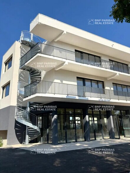 Office in Aubagne for lease - Building Photo - Image 3 of 10
