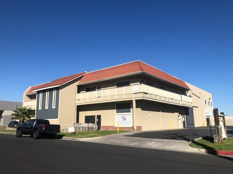 17632 Metzler Ln, Huntington Beach, CA à louer - Photo du bâtiment - Image 2 de 3