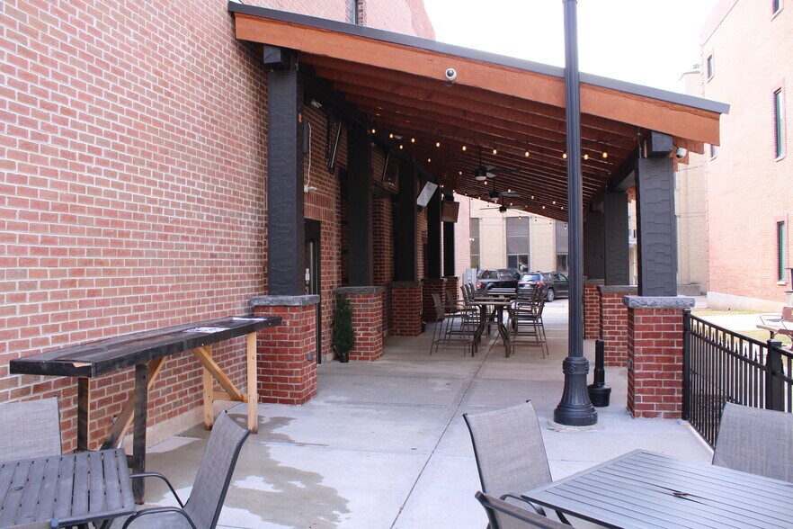 88 S Main St, Fond Du Lac, WI à vendre - Photo du bâtiment - Image 2 de 18