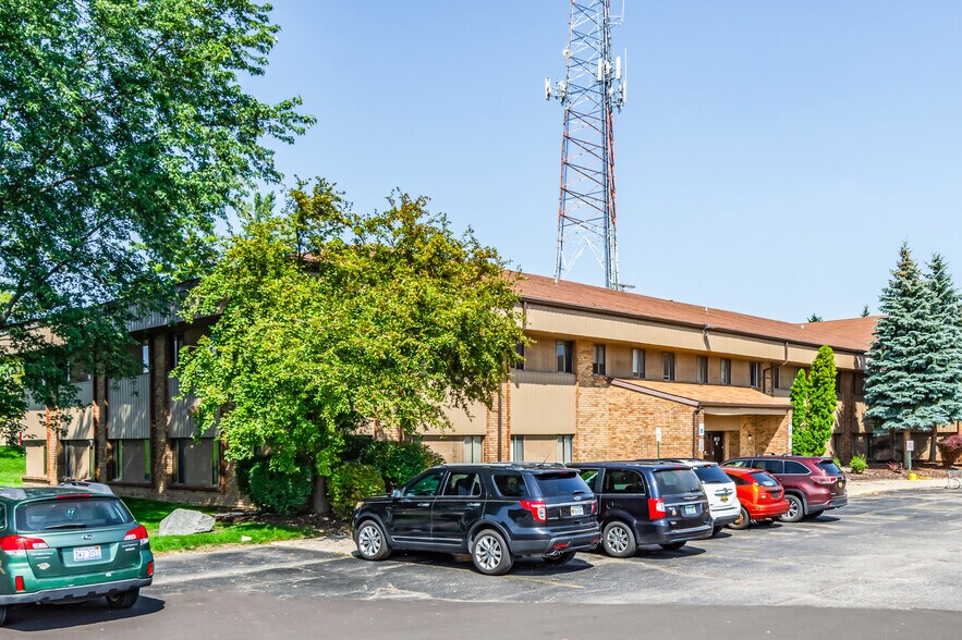 913 W Holmes Rd, Lansing, MI à louer - Photo du bâtiment - Image 2 de 12