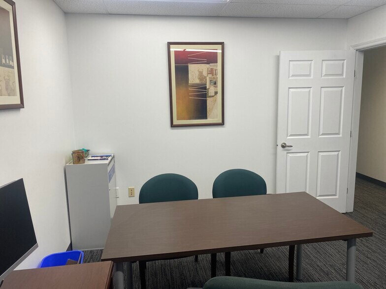 3048 Skaha Lake Rd, Penticton, BC à louer - Photo du bâtiment - Image 3 de 7