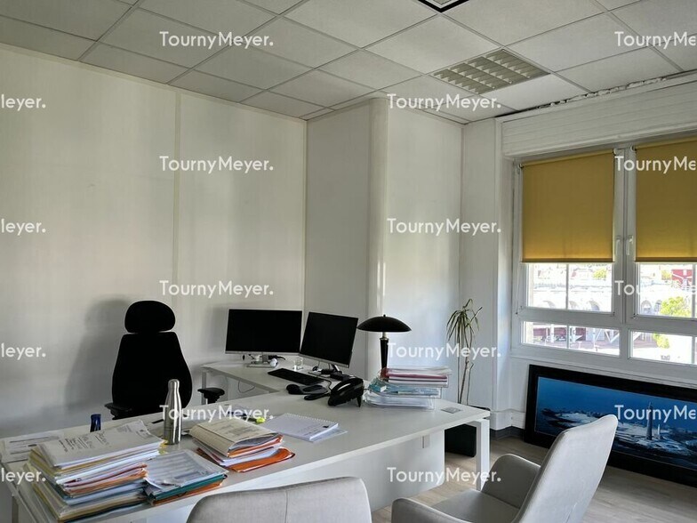 Office in Bordeaux for lease - Interior Photo - Image 2 of 8