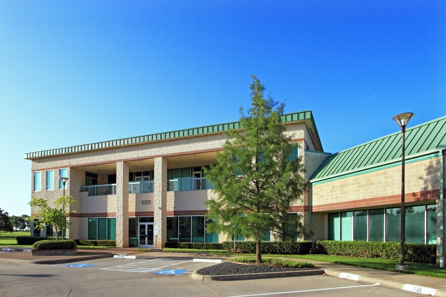 5300 Democracy Dr, Plano, TX à louer - Photo du bâtiment - Image 1 de 8