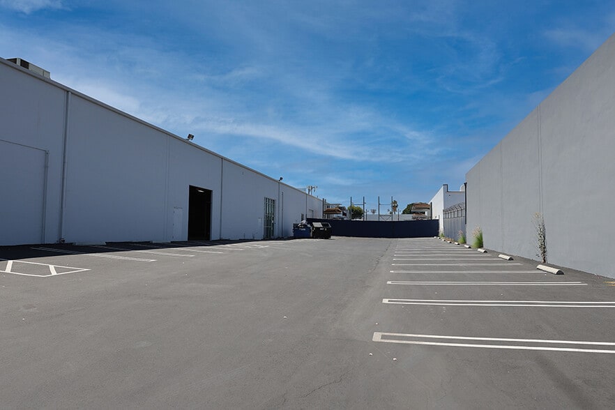 12723 Wentworth St, Pacoima, CA for lease - Building Photo - Image 3 of 9