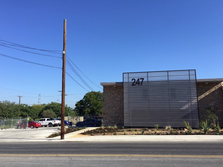 247 W Olmos Dr, San Antonio, TX à vendre - Photo du bâtiment - Image 2 de 24