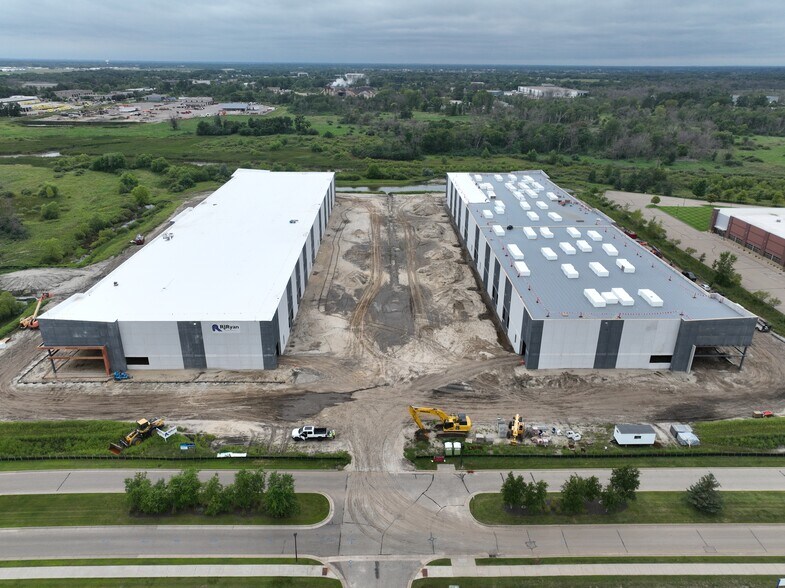 3890 Pheasant Ridge Dr, Blaine, MN à louer - Photo du bâtiment - Image 3 de 6