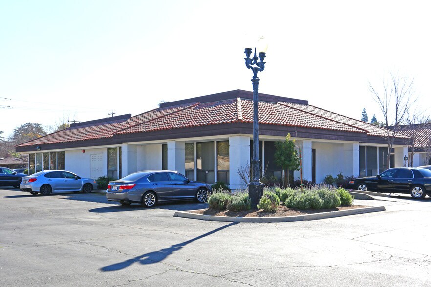5090 N Fruit Ave, Fresno, CA for lease - Building Photo - Image 2 of 5
