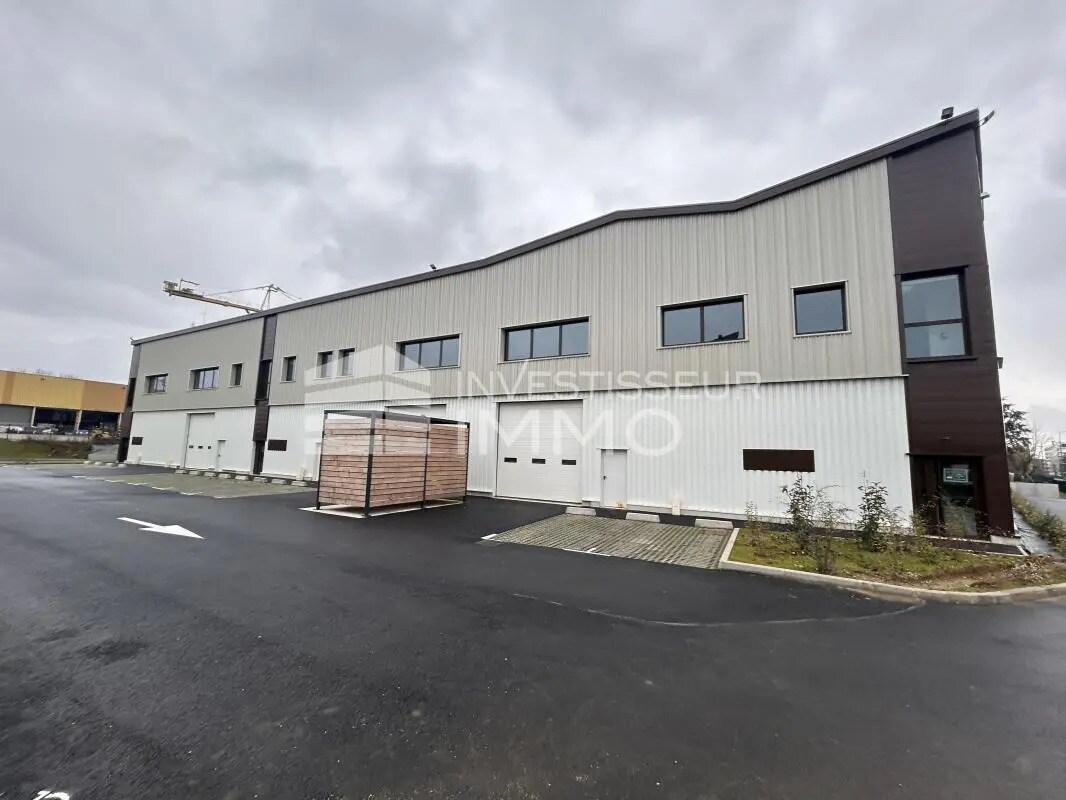 Office in Osny for lease Building Photo- Image 1 of 12