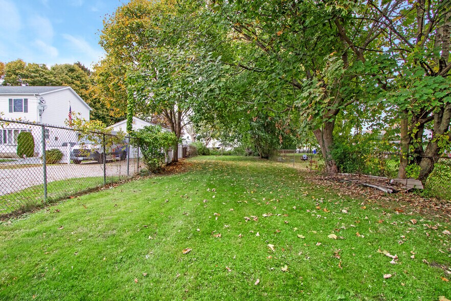 366 Wood St, Bristol, RI à vendre - Photo du bâtiment - Image 3 de 10