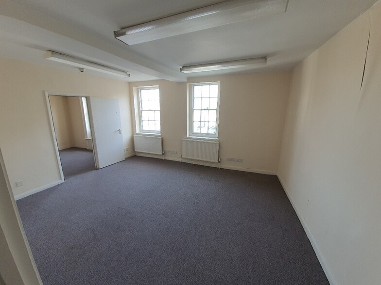 122-123 High St, Uxbridge for lease - Interior Photo - Image 3 of 9