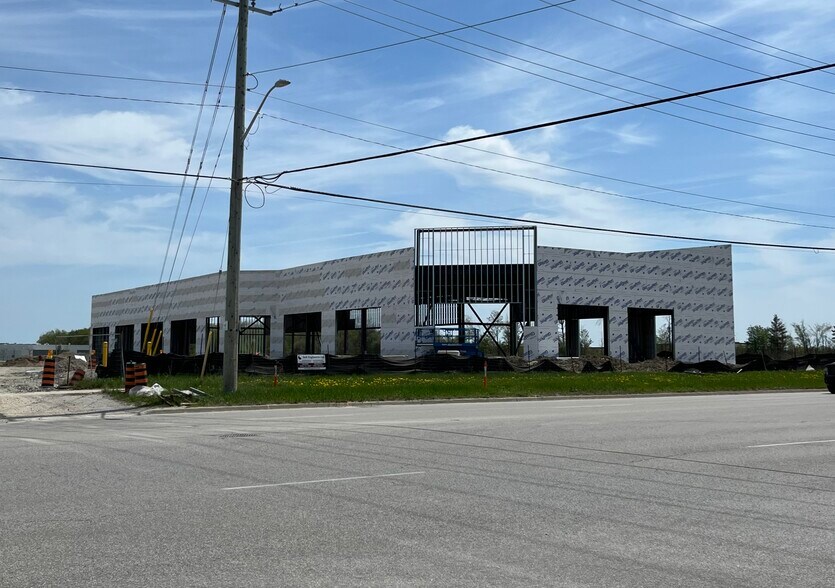 641 Veterans Dr, Barrie, ON à louer - Photo du bâtiment - Image 2 de 2