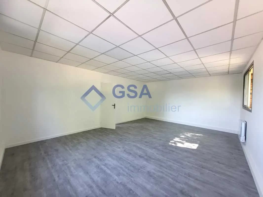 Office in Lisses for lease Interior Photo- Image 1 of 5