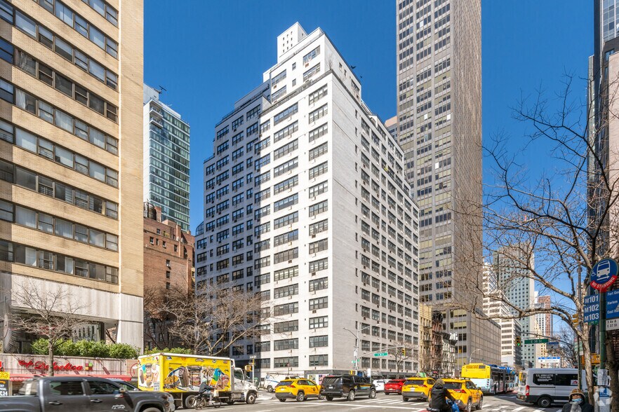 The Manhattan Retail Collection portefeuille de 7 propriétés à vendre sur LoopNet.ca - Photo principale - Image 3 de 13