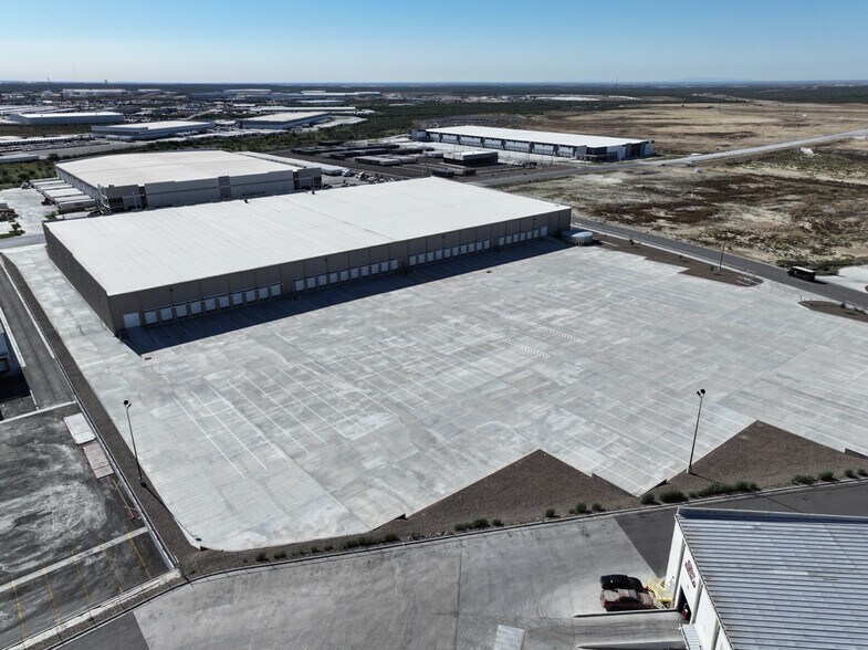 1192 Reuthinger Pky, Laredo, TX à louer - Photo du bâtiment - Image 3 de 5