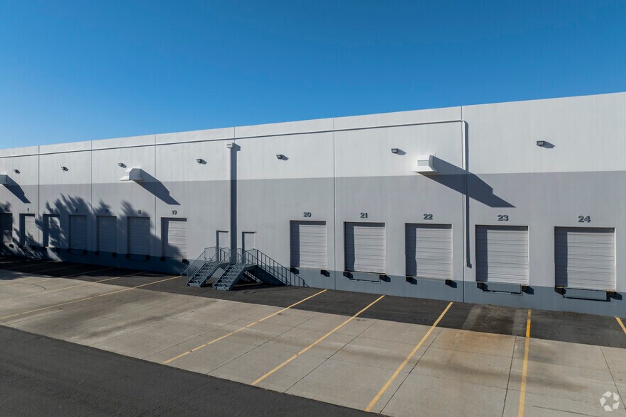 4945 Aircenter Cir, Reno, NV à louer - Photo du bâtiment - Image 2 de 3