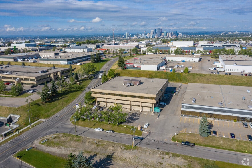3016 5th Ave NE, Calgary, AB à louer - Photo du bâtiment - Image 2 de 13
