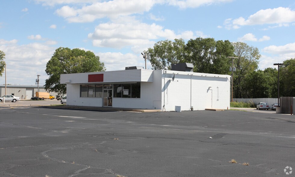 3919 W Pawnee St, Wichita, KS à louer - Photo du bâtiment - Image 2 de 2
