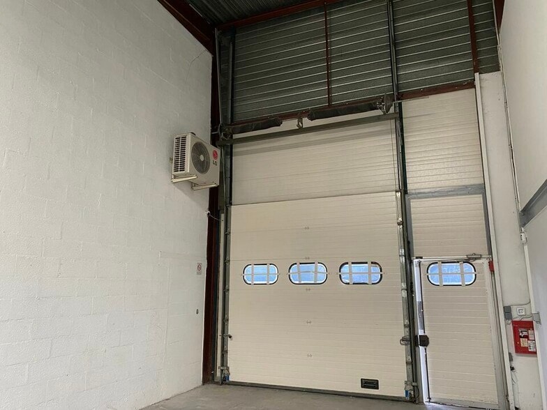 Flex in Lisses for lease - Interior Photo - Image 3 of 6