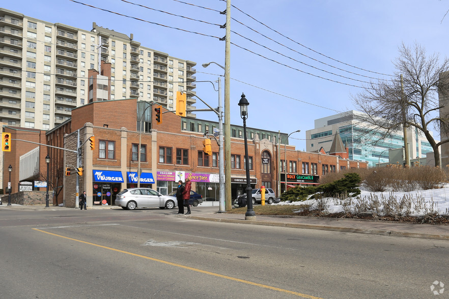 2-18 Duke St E, Kitchener, ON à vendre - Photo du bâtiment - Image 2 de 2