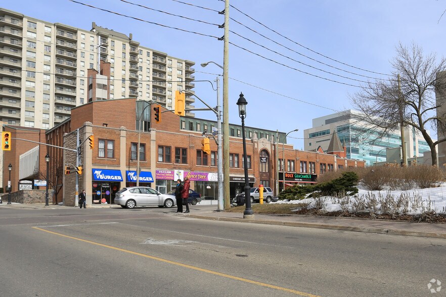 2-22 Duke St E, Kitchener, ON à vendre - Photo du bâtiment - Image 2 de 2