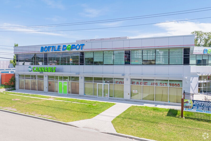 60 Bowridge Dr NW, Calgary, AB à louer - Photo du bâtiment - Image 2 de 3