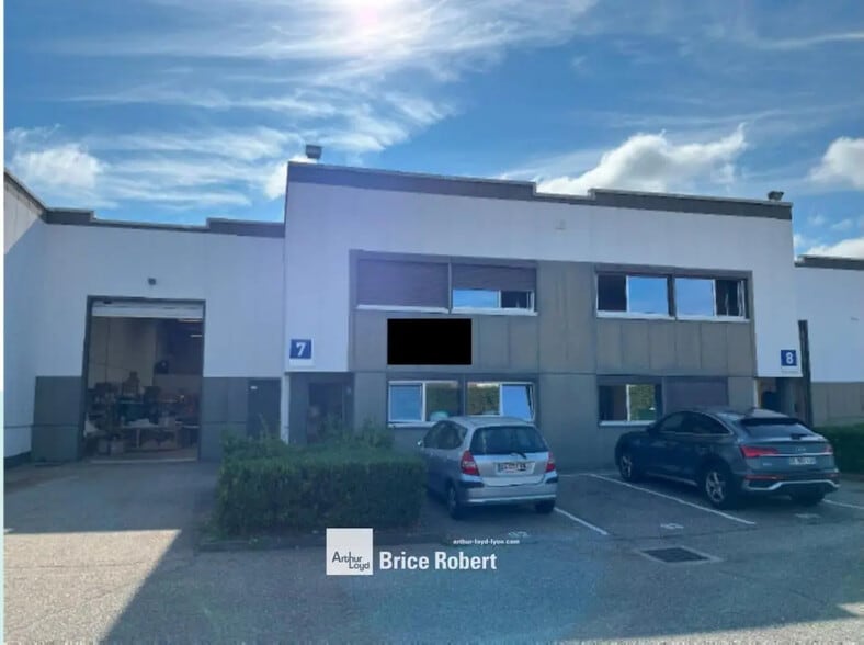 Bureau dans Décines-Charpieu à louer - Photo du bâtiment - Image 2 de 9