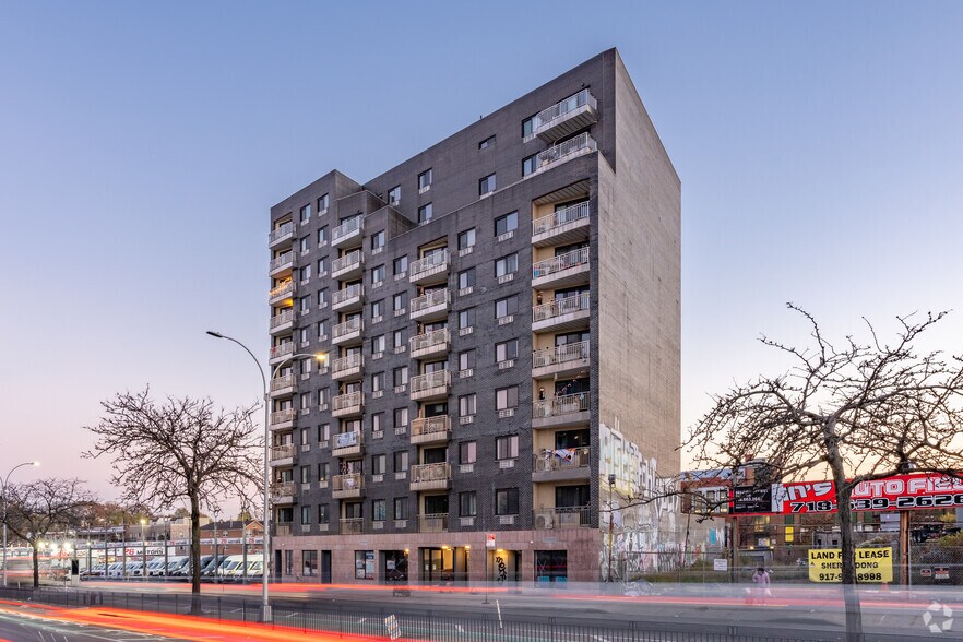 70-26 Queens Blvd, Woodside, NY à louer - Photo du bâtiment - Image 2 de 4